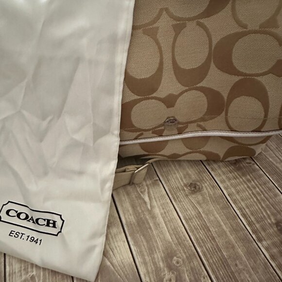 Coach signature Kyra Messenger Bag Crossbody EUC Style #16557 - Picture 10 of 12